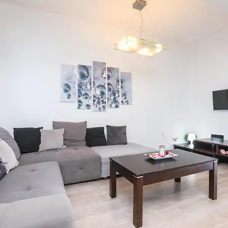 Alexia's Menta Apartment Ipsos